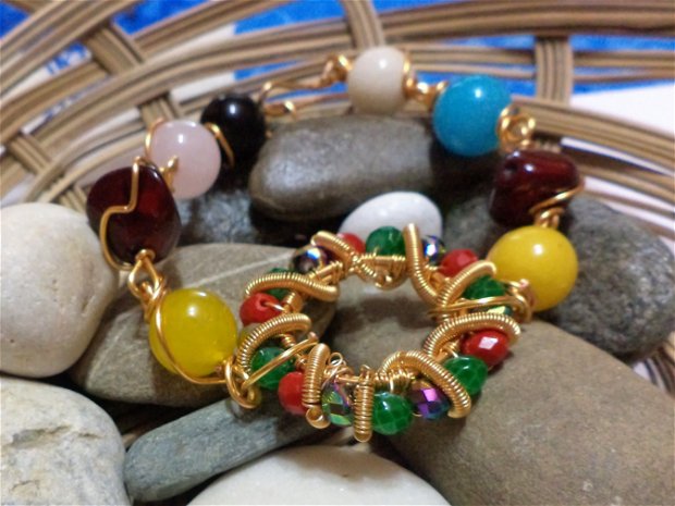 Bratara handmade din sarma gilt,pietre semipretioase si cristale fatetate - parrot bracelet