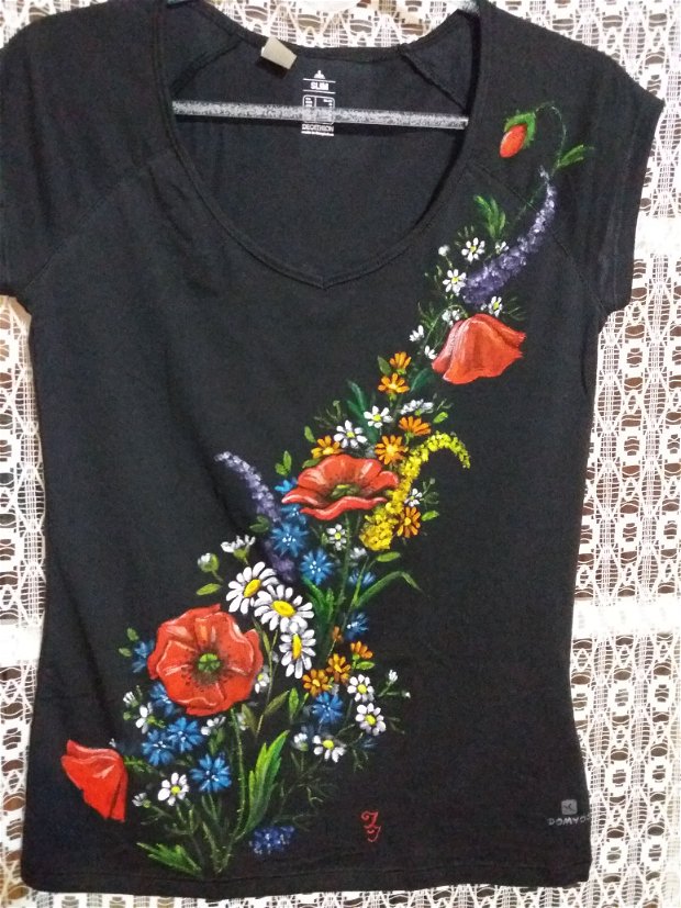 Tricou negru pictat cu maci și flori de câmp