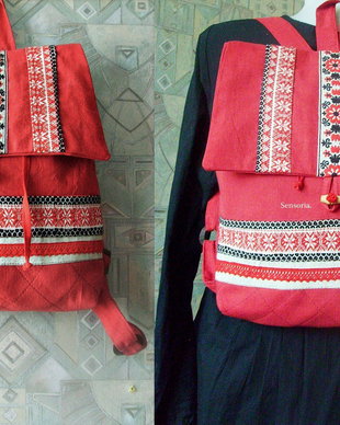 rucsac rosu cu tesaturi traditionale
