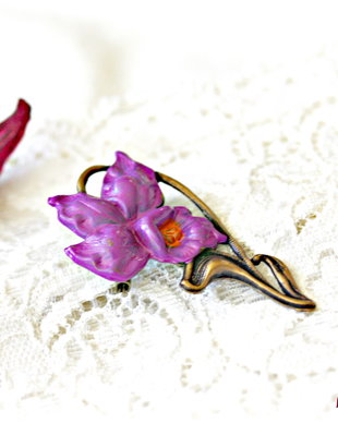 Brosa cu floare de iris