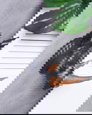 Decoratiune de perete cu un cap de rinocer