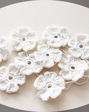 4 Floricele crosetate. Aplicatii crosetate. Flori din bumbac alb