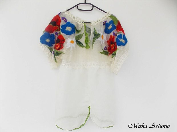 Bluza diafana cu flori de vara impaslite