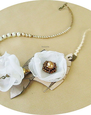 Colier floral  alb perlat antichizat