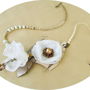 Colier floral  alb perlat antichizat