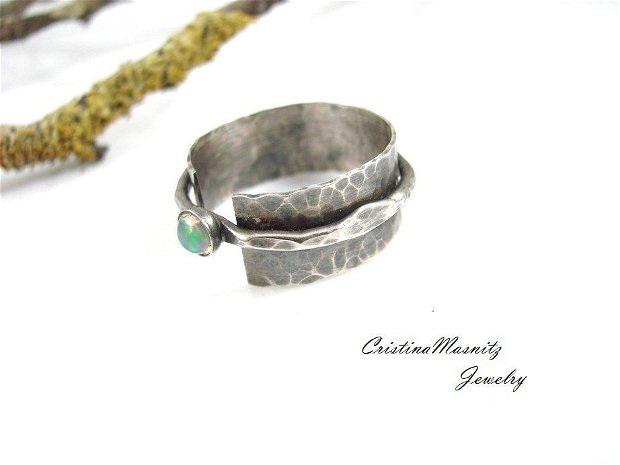 Inel din argint 925 oxidat, cu textura de ciocan si cabochon de opal de foc natural