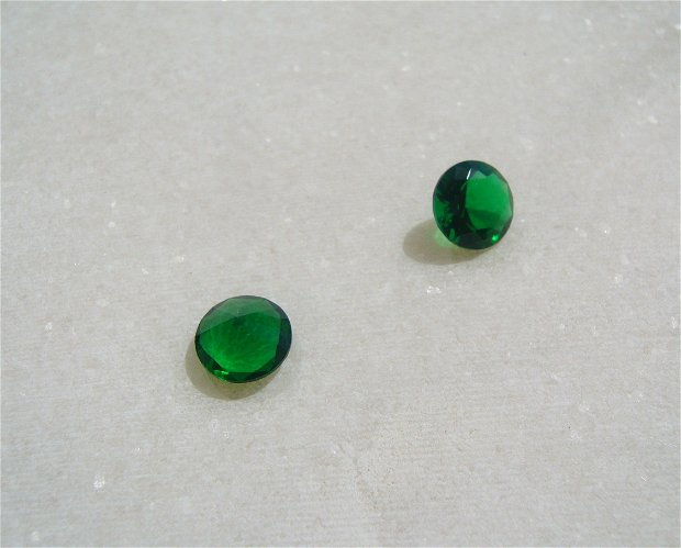 (2 bucati) Smarald de sinteza pentru montura aprox 8 mm