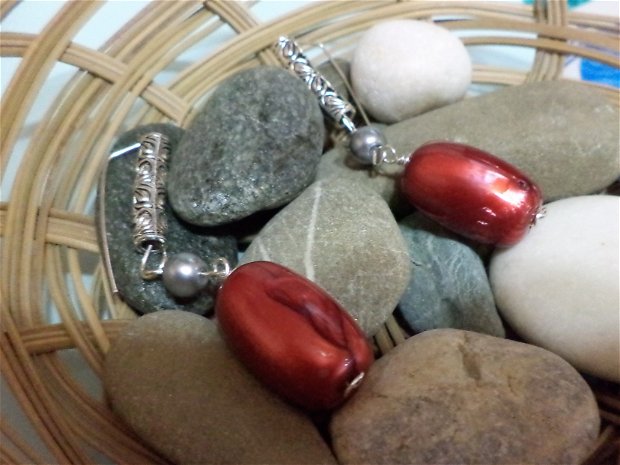 Cercei handmade din sarma gilt,link din argint tibetan,perle din sticla si margele supradimnsioanate sidefate - silver & red