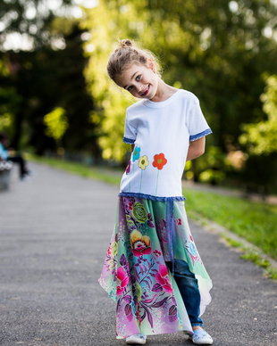 tricou pictat cu flori in vant