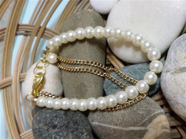 O bratara handmade din perle si lantisoare - white pearls