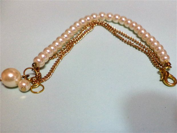 O bratara handmade din perle si lantisoare - white pearls