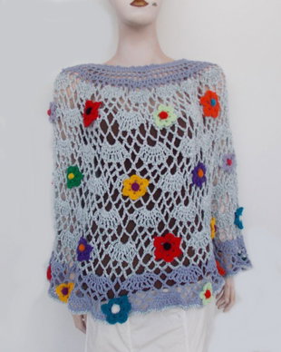 Poncho crosetat de vara cu floricele aplicate