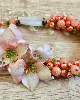 Colier lung floral cu perle si jad
