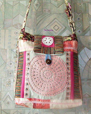 geanta roz multicolor dantelata