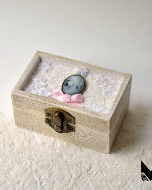 Cutie de verighete in stil vintage cu dantela si camee