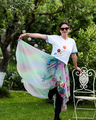tricou pictat cu flori , voal si dantela