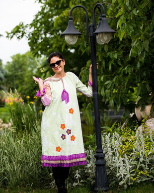 rochie colorata cu flori zburatoare