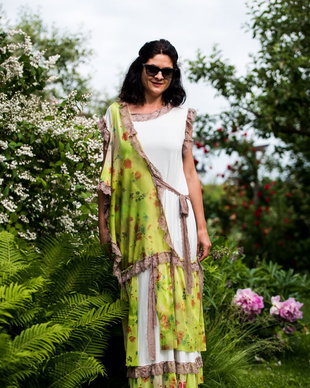 o rochie verde , cu flori ,dantela si tull