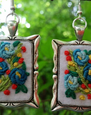 Cercei cu broderie in baze metalice/rame