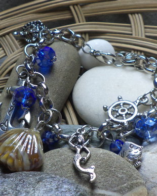 Bratara handmade de vacanta cu cristale fatetate si diferite charm-uri - hai la mare