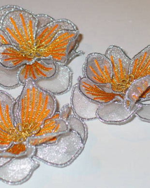 Flori 3D brodate pe organza
