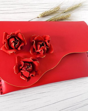 poseta plic handmade unicat din piele - Red Roses on Red