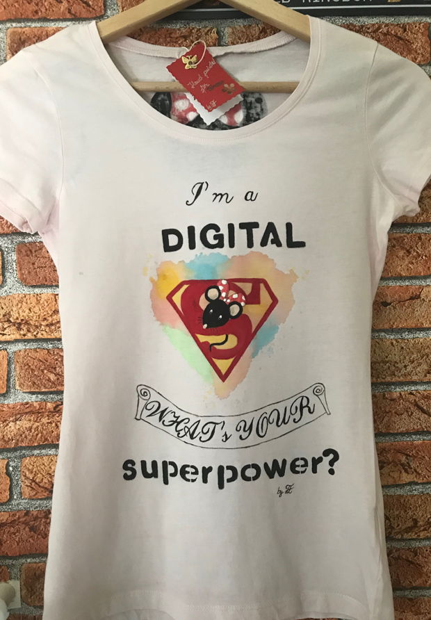 Tricou pictat "Superpower"