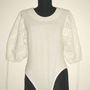 OFERTA - Body alb, din bumbac, cu maneci bufante, accesorizate cu dantela