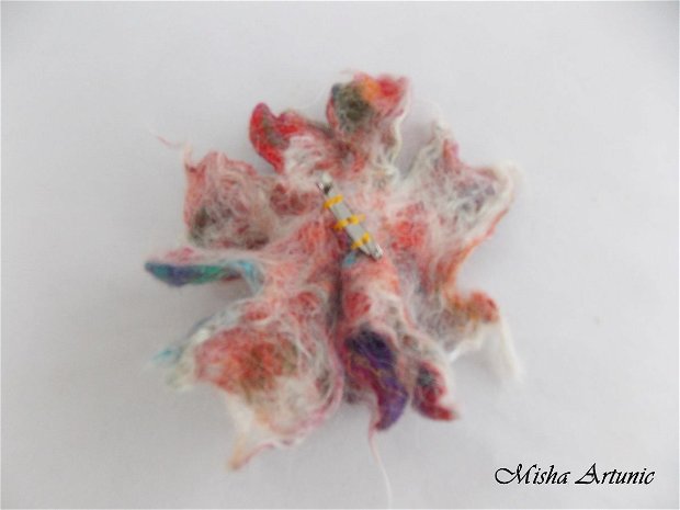 Vândut Brosa - floare colorata impaslita