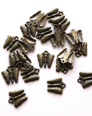 Charm bronz antic, fluturasi