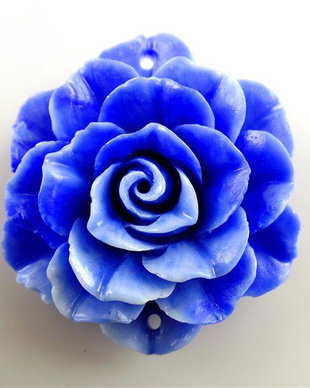 K0256 - Pandantiv, scoica tridacna de sinteza, adaos de culoare, bleu, 48x47x18mm