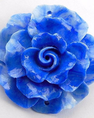 K0257 - Pandantiv, scoica tridacna de sinteza, adaos de culoare, bleu, 48x48x18mm