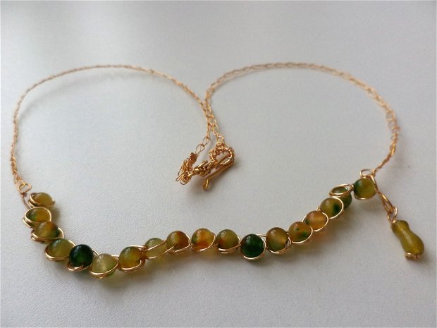 Colier handmade crosetat din sarma gilt cu sfere de jad - gold & green