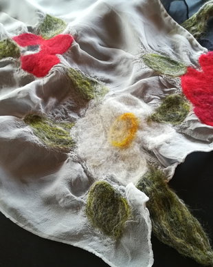 Eșarfă de mătase naturala cu flori de lână merinos impaslite