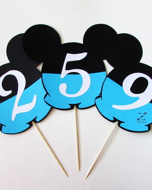 Numar de masa Mickey Mouse, numar masa Mickey cu pantalonasi, numar masa botez