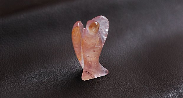 Inger protector din quarz roz natural - sculptat - K94