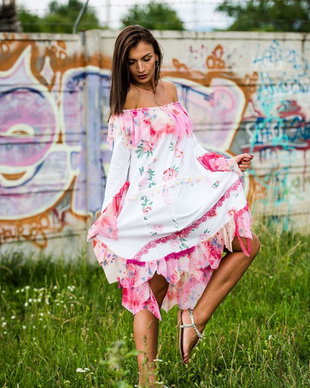 rochie cu multe zorzoane ,volane,datela