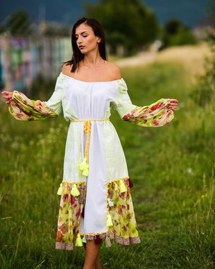 rochie cu croset , cu tull, ciucuri si dantela