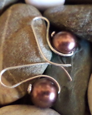 Cercei handmade din sarma gilt si perle din sticla  - bobite