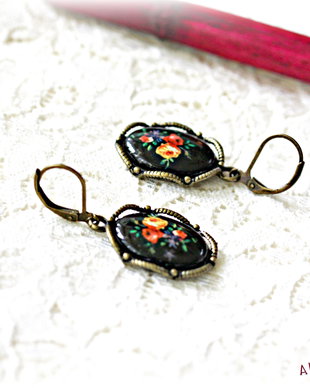 Cercei vintage cu flori multicolore si negru rezervat