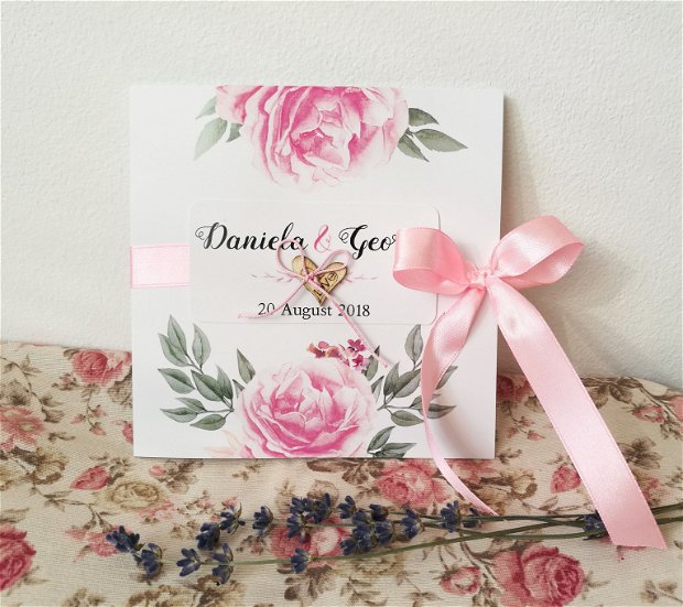 Invitatie nunta flori roz, fara plic, inimioara lemn, invitatie florala, panglica