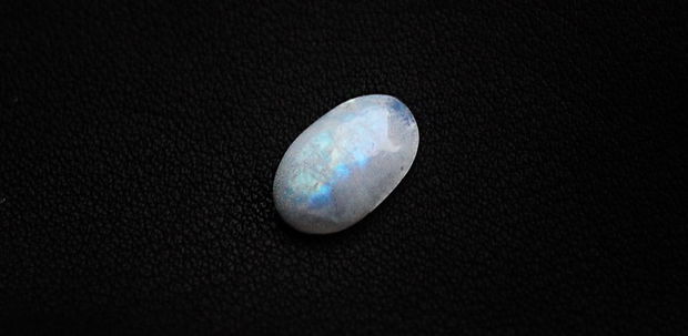 Moonstone  rainbow & albastru - aprox.  17 x 11 mm [ L99 ]