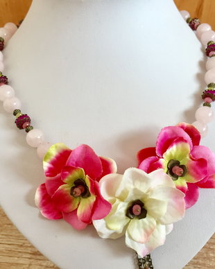 Colier floral cu cuart ,agat si jad