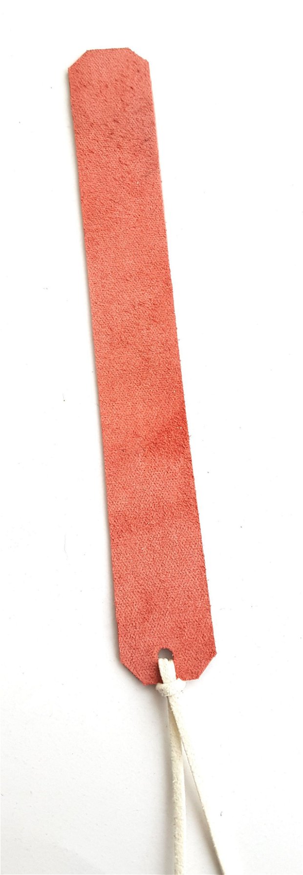 Semn de carte din piele naturala rosie decorat cu flori naturale presate