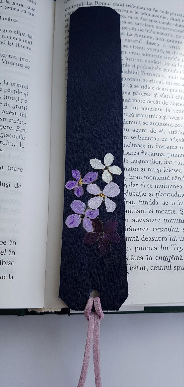 Semn de carte din piele naturala decorat cu flori de liliac