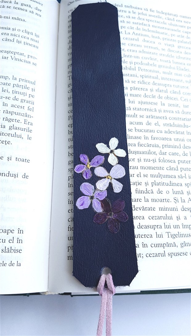 Semn de carte din piele naturala decorat cu flori de liliac