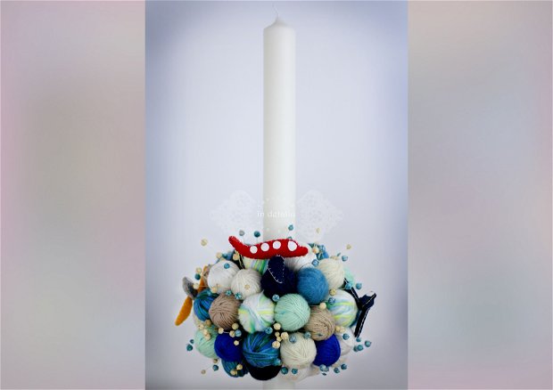 Lumanare de botez, decorata cu gheme, flori uscate si avioane din fetru