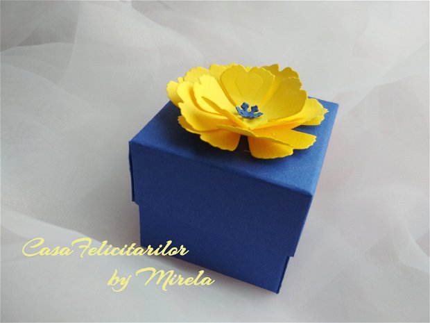 Cutie albastra cu floare galbena