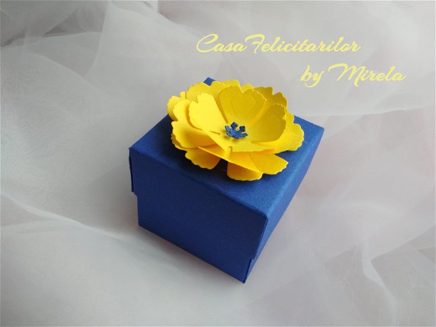 Cutie albastra cu floare galbena