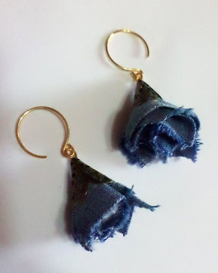 Set bijuterii fantezie handmade,colier si cercei din denim albastru,sarma gilt si perle de sticla